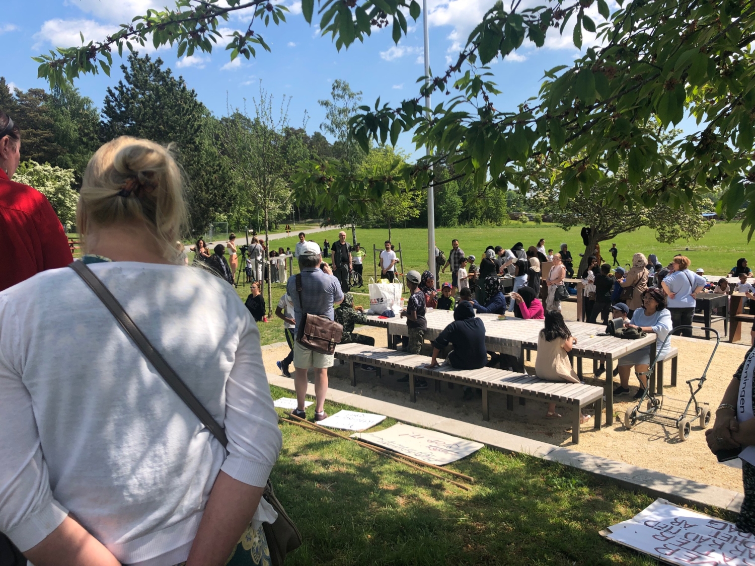 Stödgrillning för de avskedade arbetarna på Hjulstaskolan